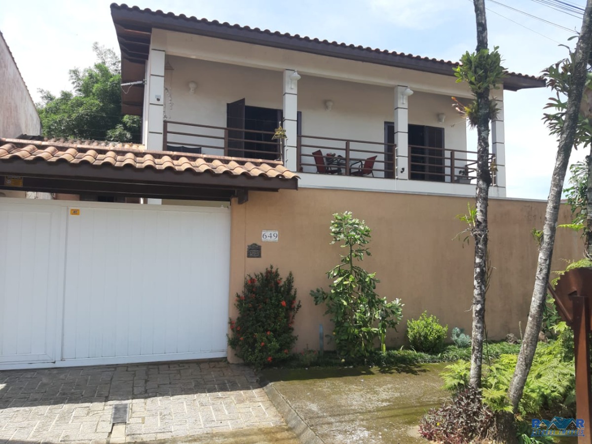 Linda Casa no bairro nobre de Ubatuba, próximo ao Aquário, bares e restaurantes