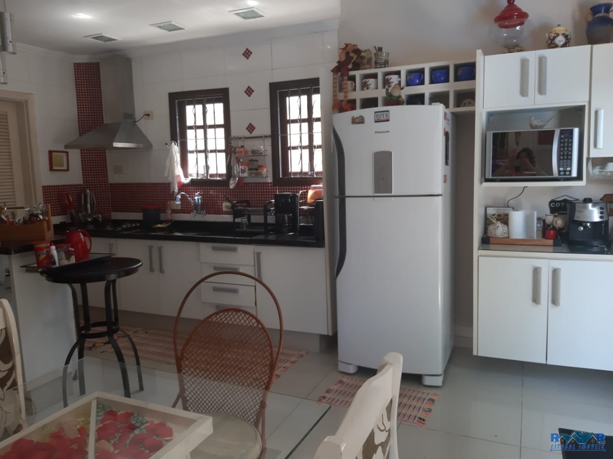 Linda Casa no bairro nobre de Ubatuba, próximo ao Aquário, bares e restaurantes