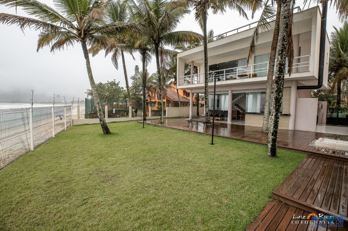Casa de alto padrão pé na areia