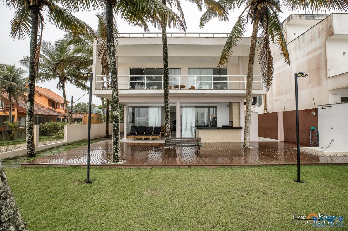 Casa de alto padrão pé na areia