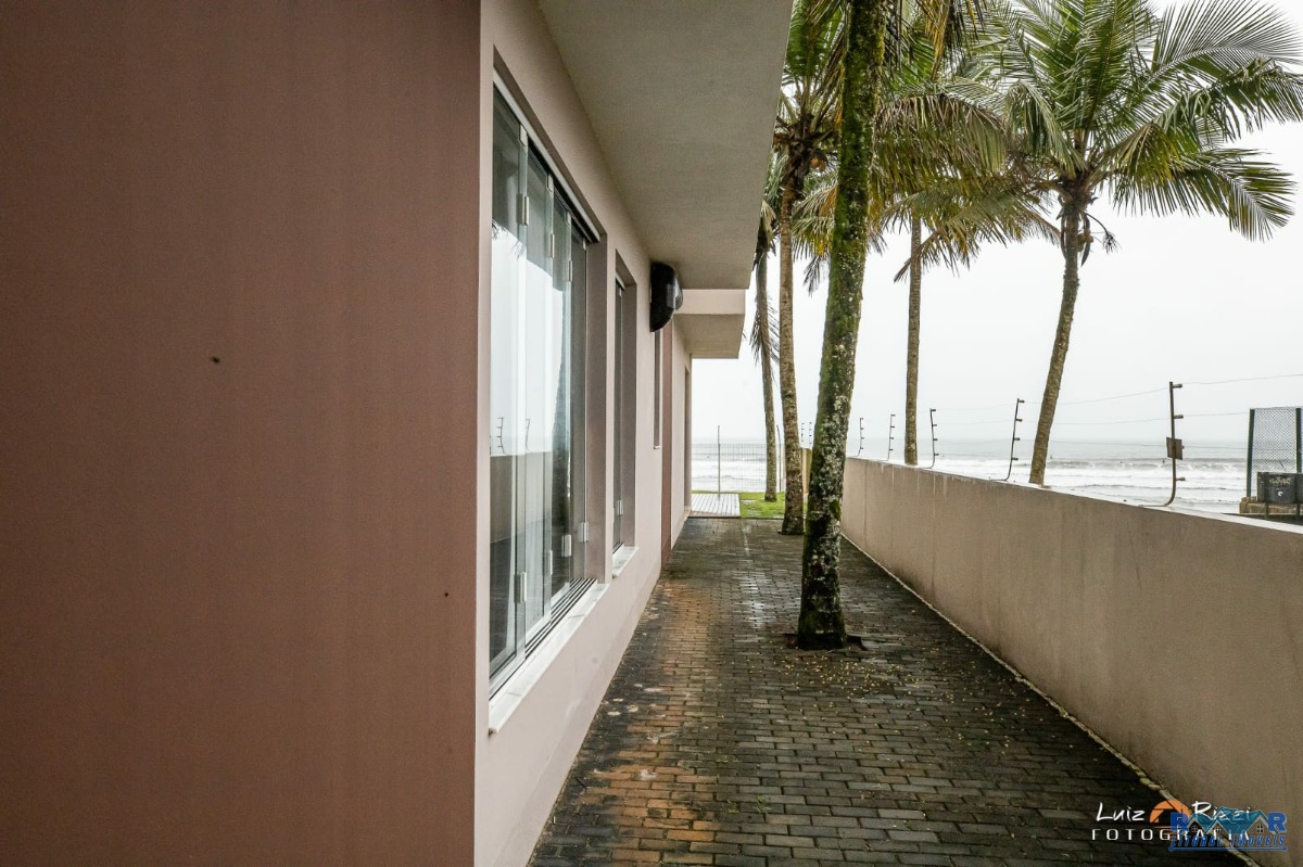 Casa de alto padrão pé na areia