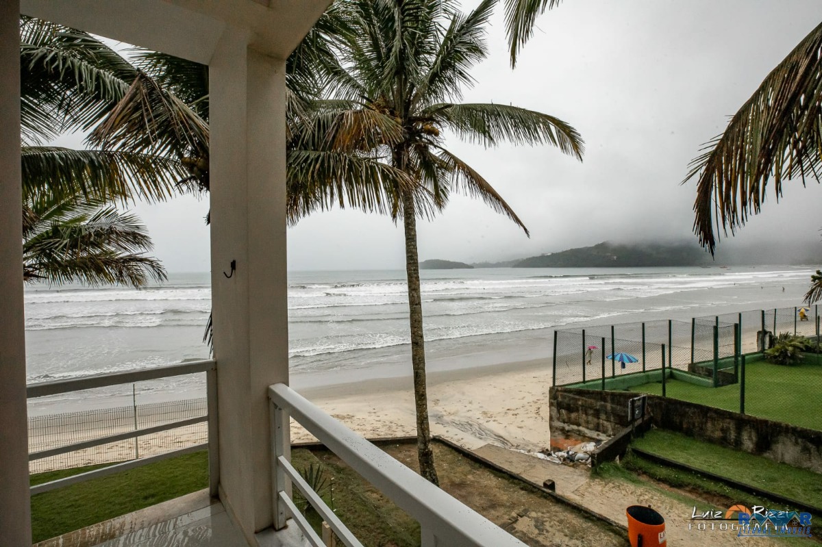 Casa de alto padrão pé na areia