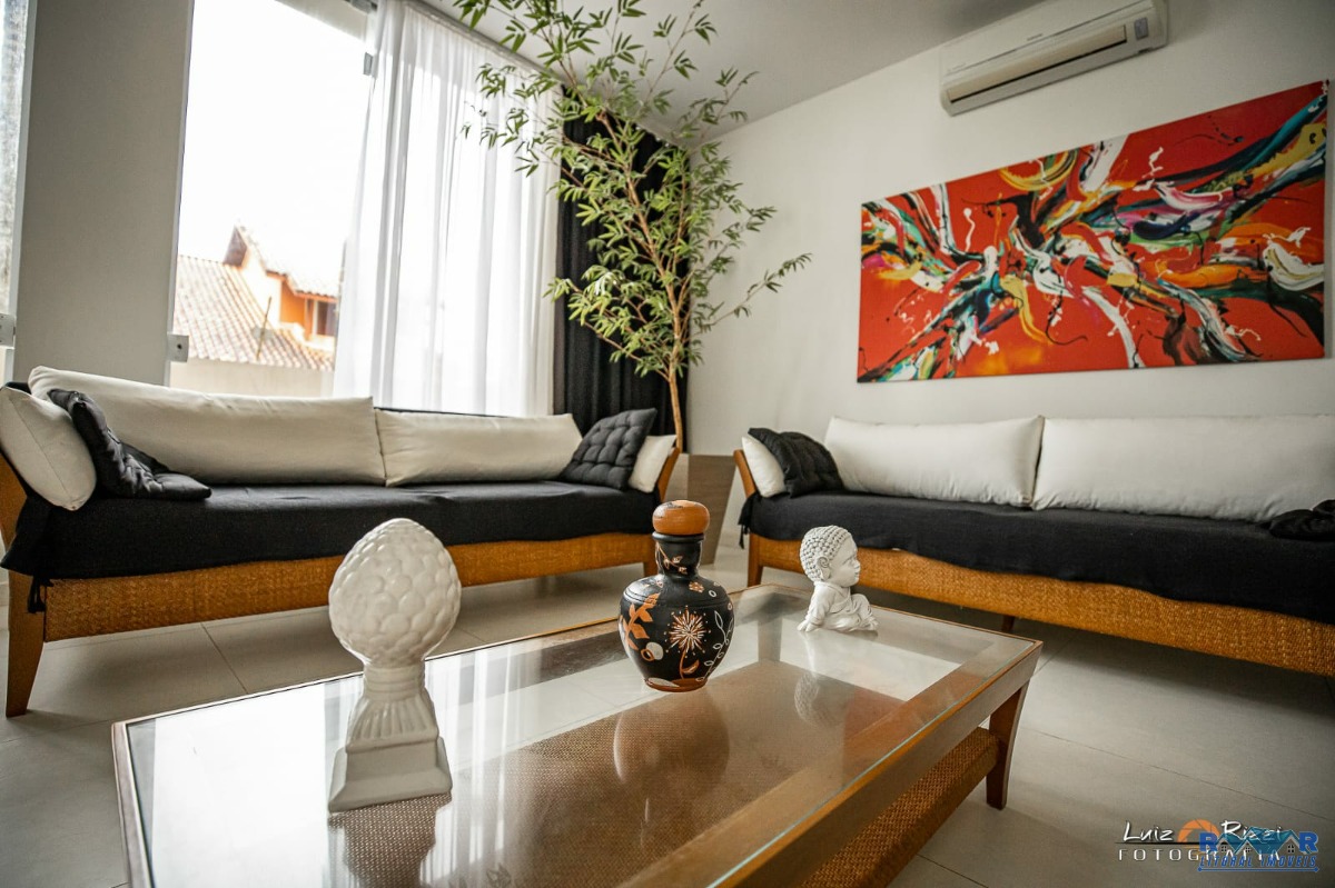 Casa de alto padrão pé na areia