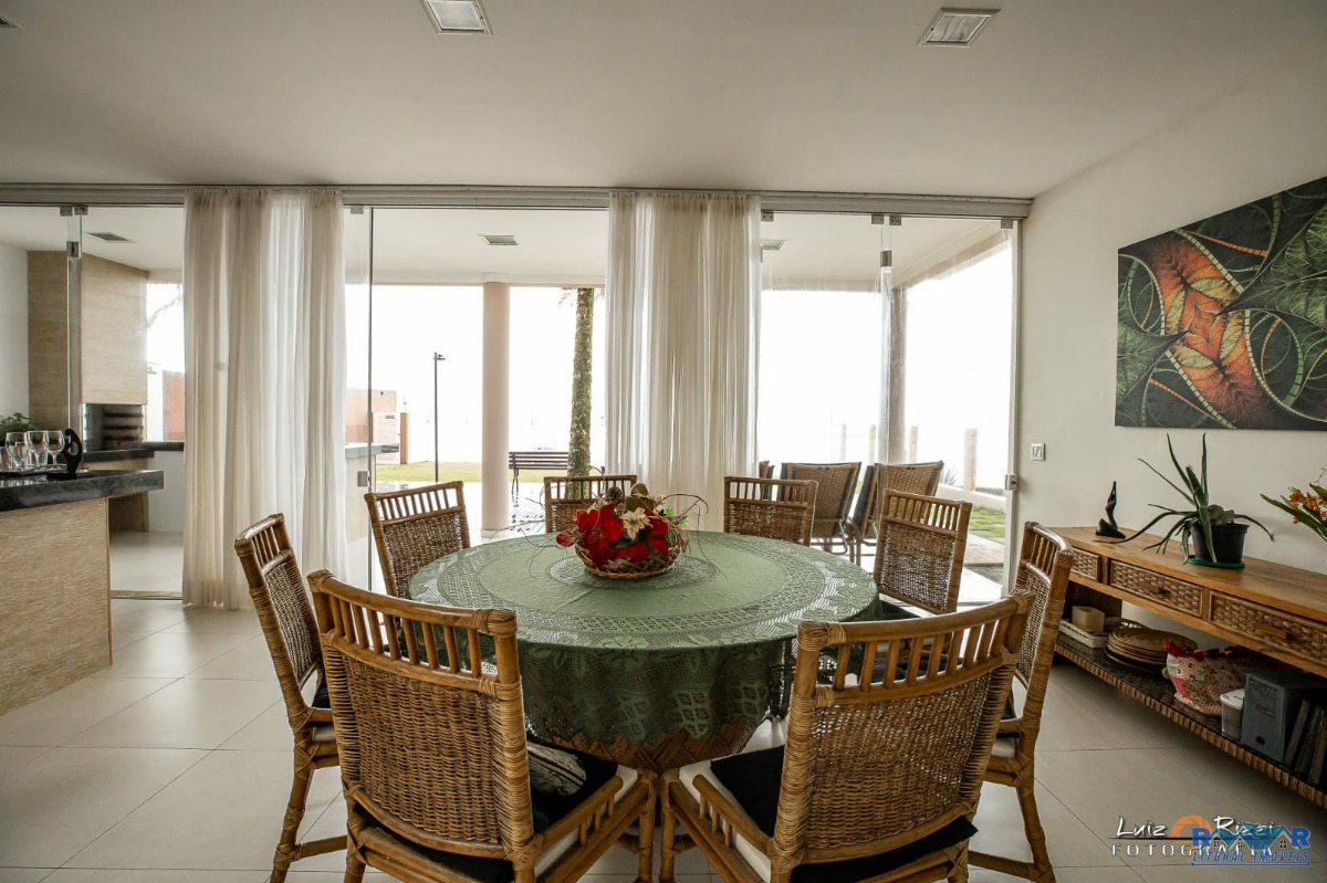 Casa de alto padrão pé na areia