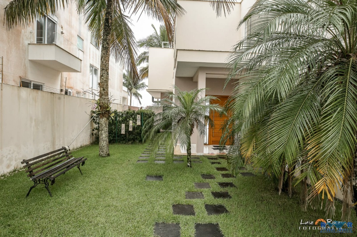 Casa de alto padrão pé na areia