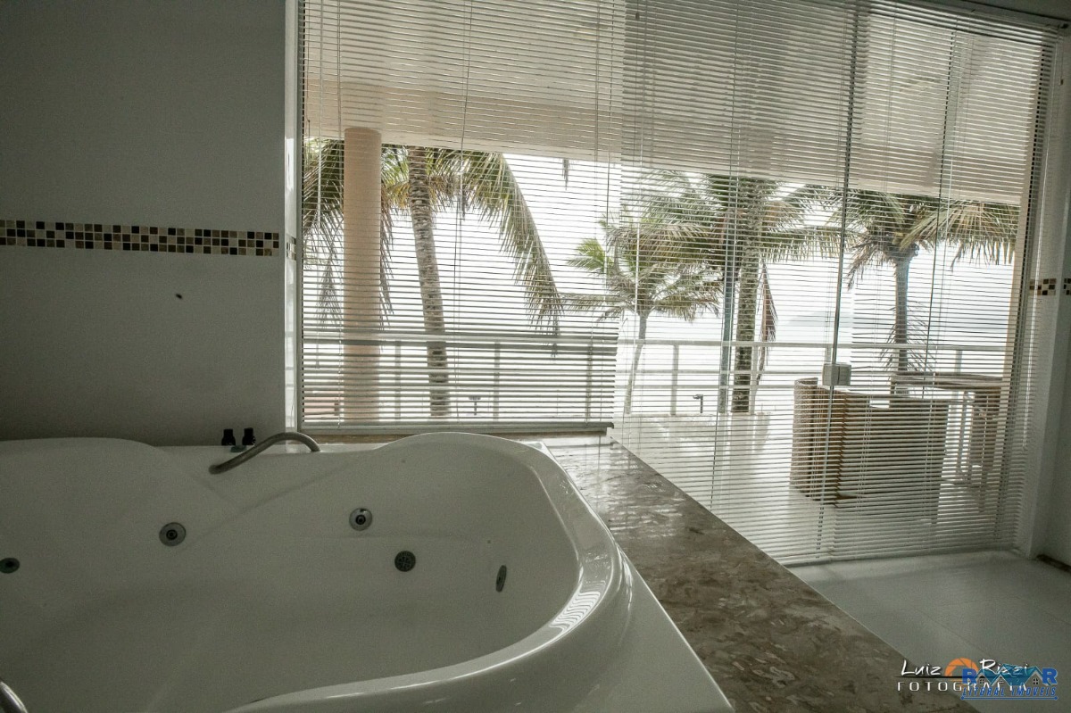 Casa de alto padrão pé na areia